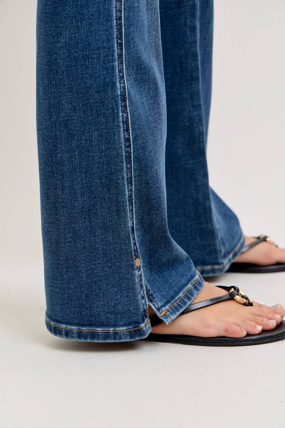 Judy Blue - Atlas Mid Rise Bootcut With Cell Phone Pocket