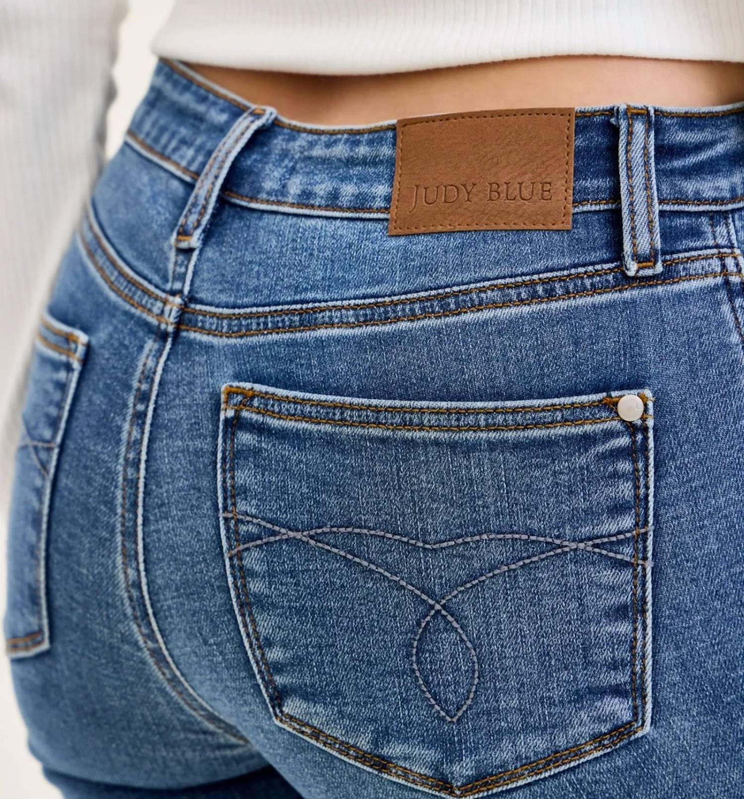 Judy Blue - Mid Rise Capri Jeans