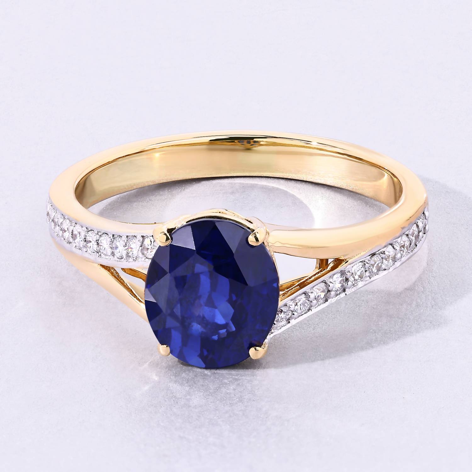 Diana M Jewels Women's Oval Natural Sapphire Fashion Ring (2.44 Ct) - Classic Plus in 18k yellow gold - women's jewelry - detail view