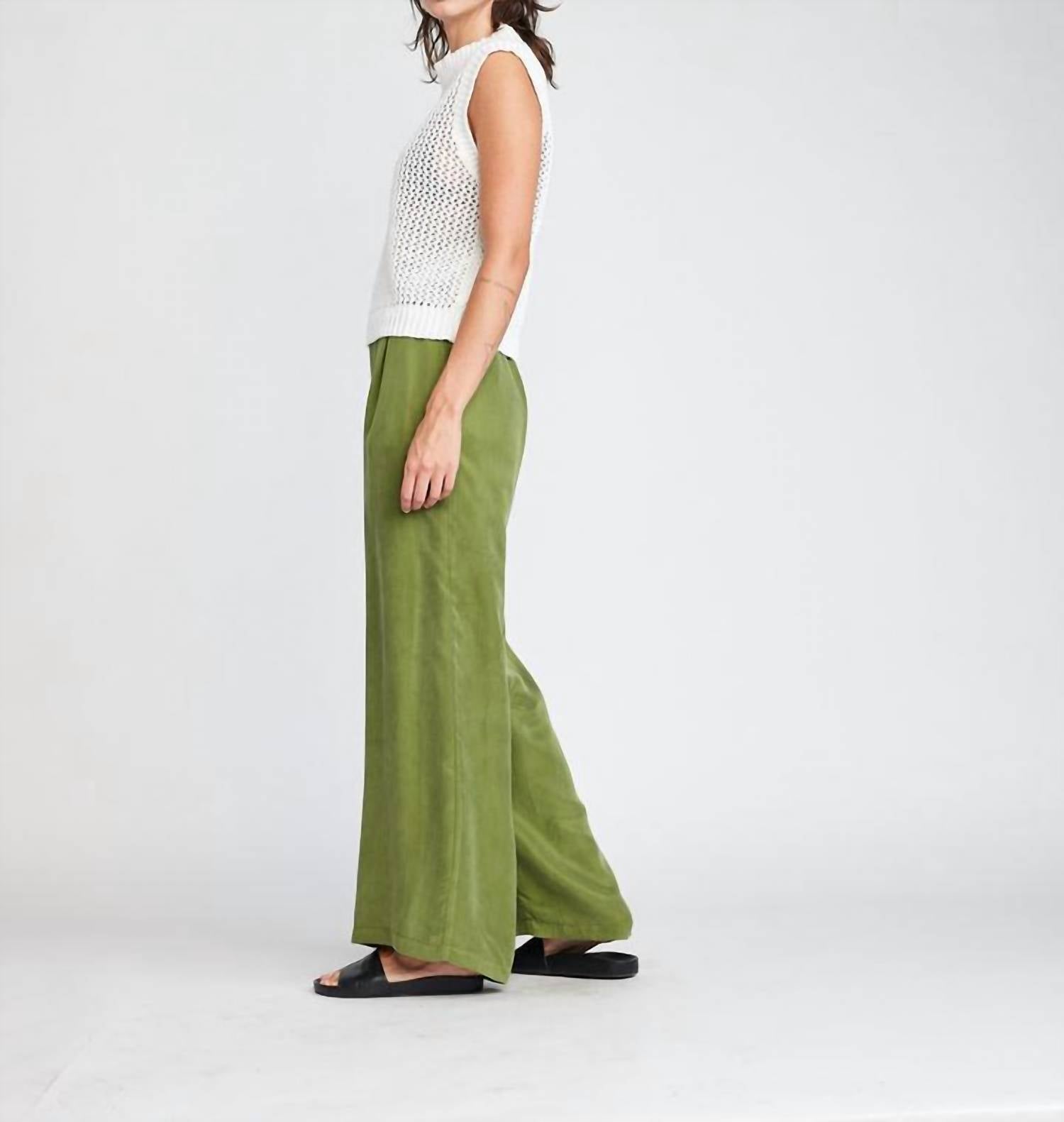 Self Contrast - Dade Crop Sleeveless Sweater