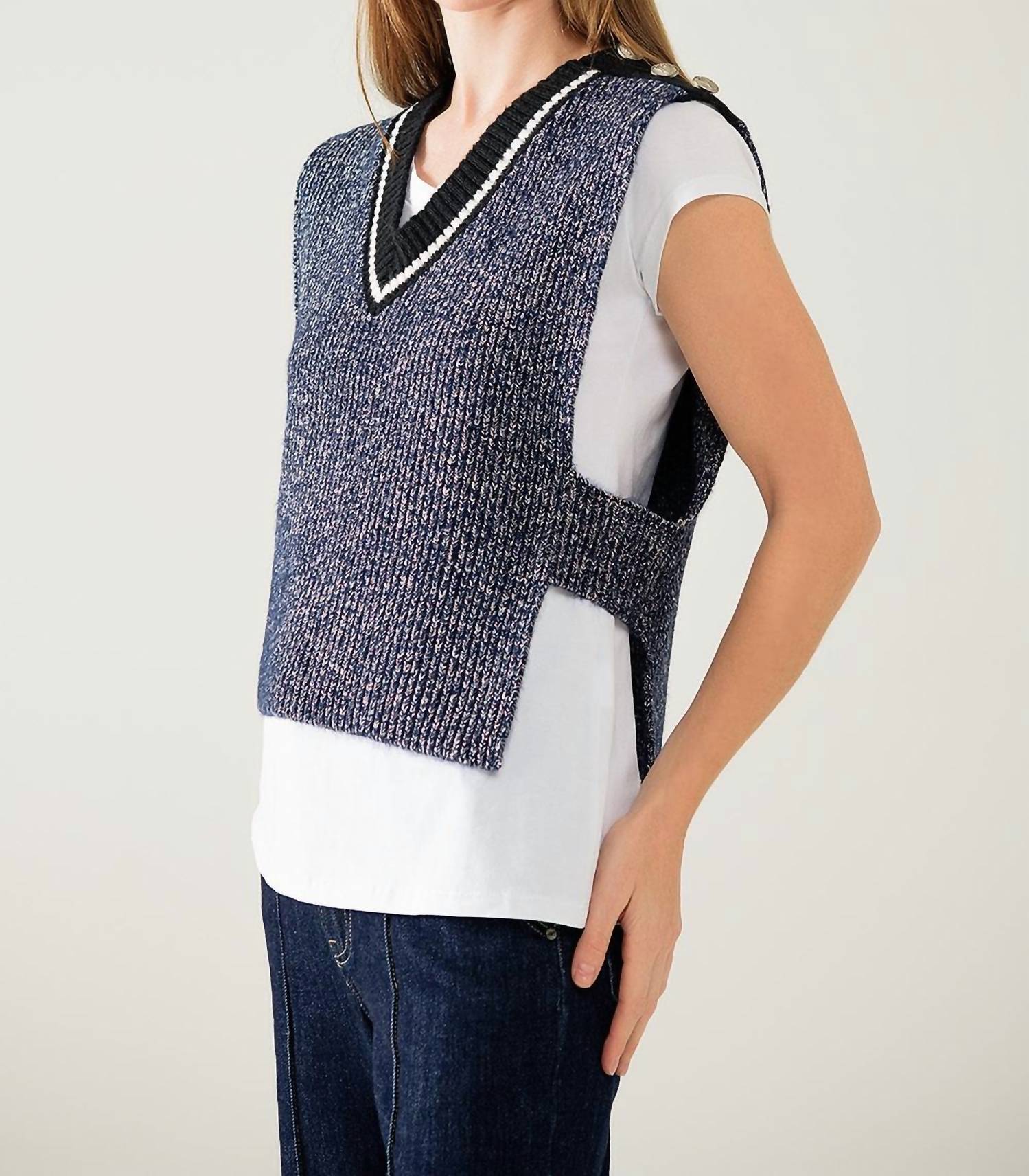 Q2 - V-neck Knitted Vest With Open Side