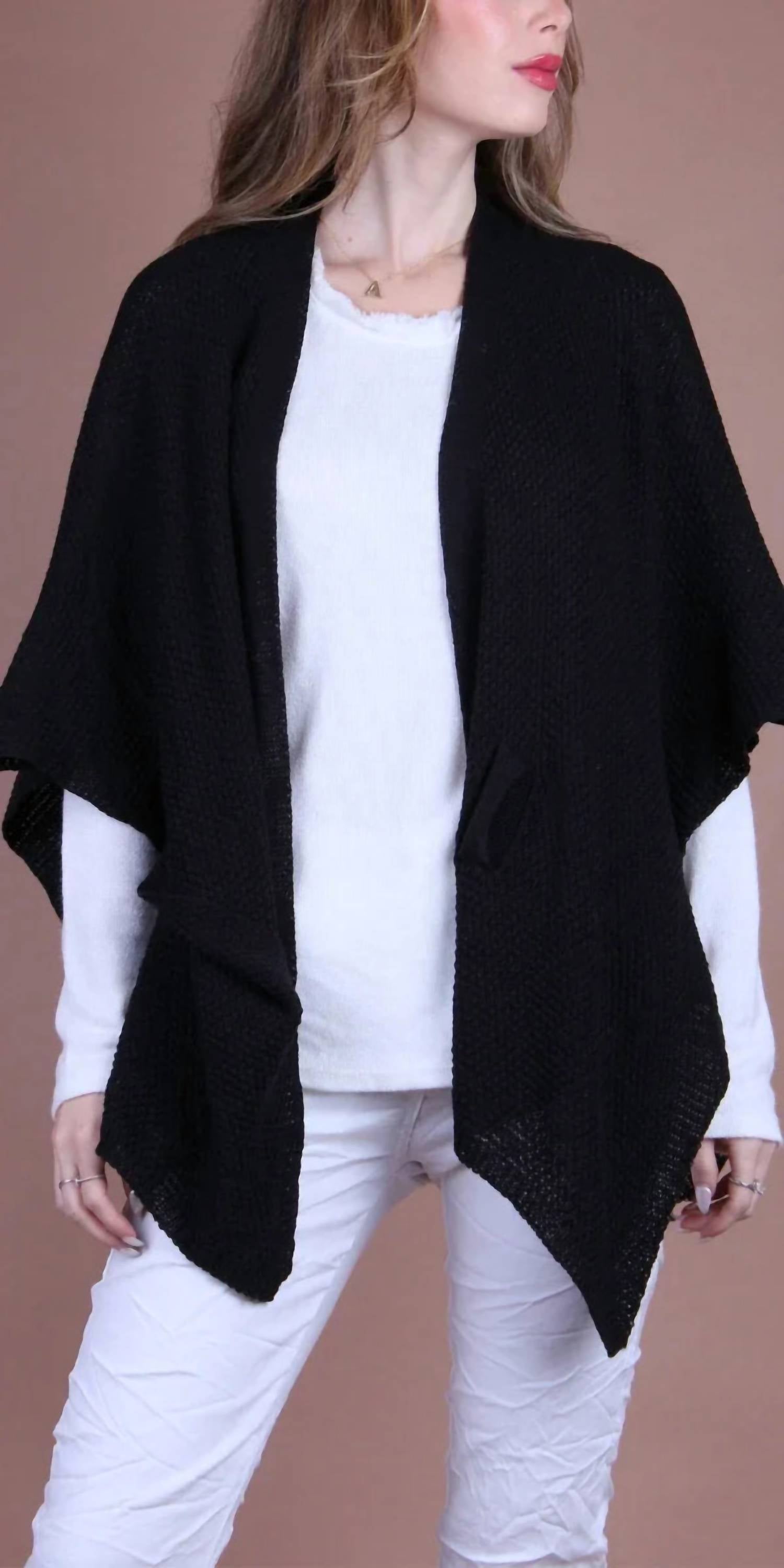 GIGI MODA Mantello Wrap in black - women's scarf - detail view