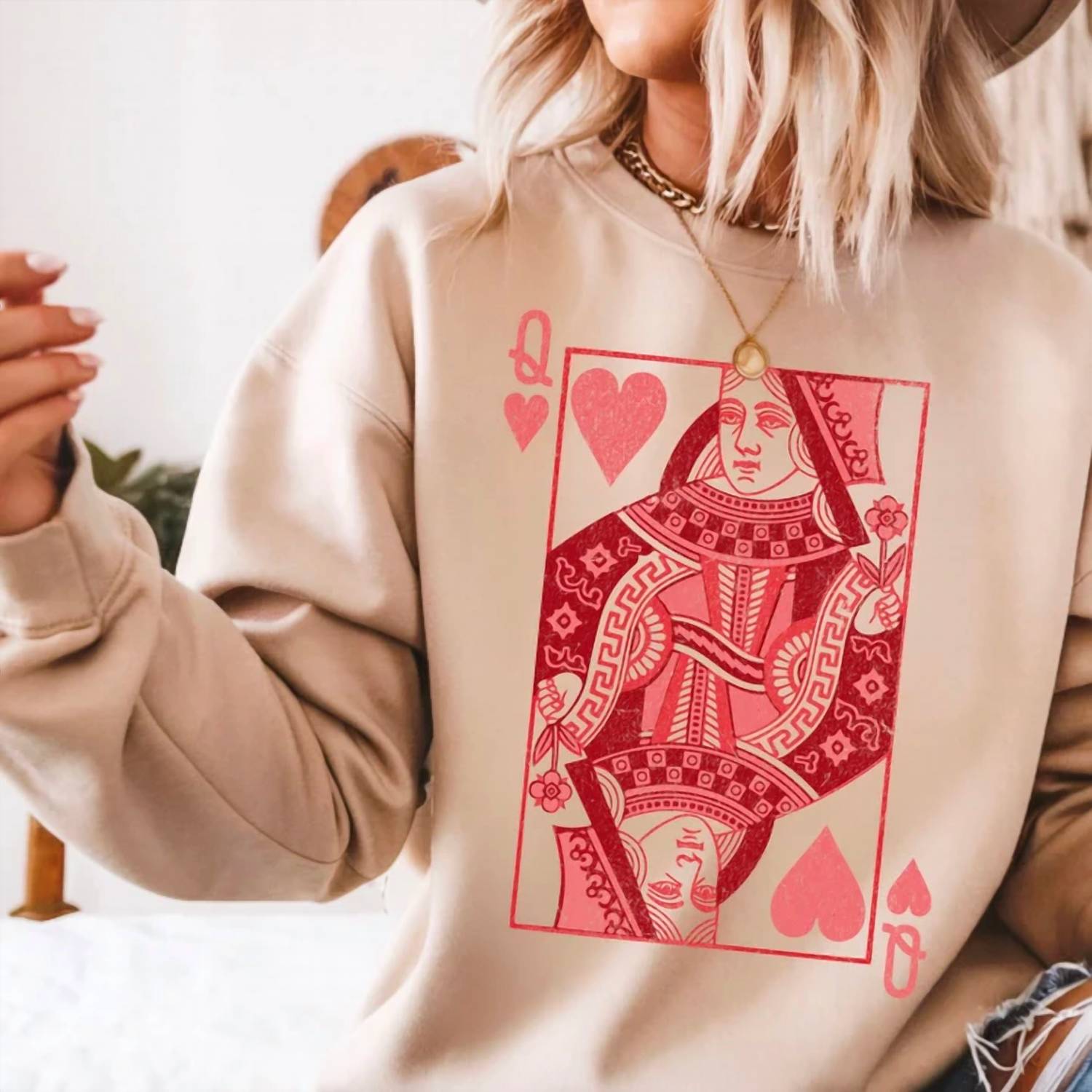 Shoppe Shc - Queen Of Hearts Valentine Graphic Crewneck Sweatshirt