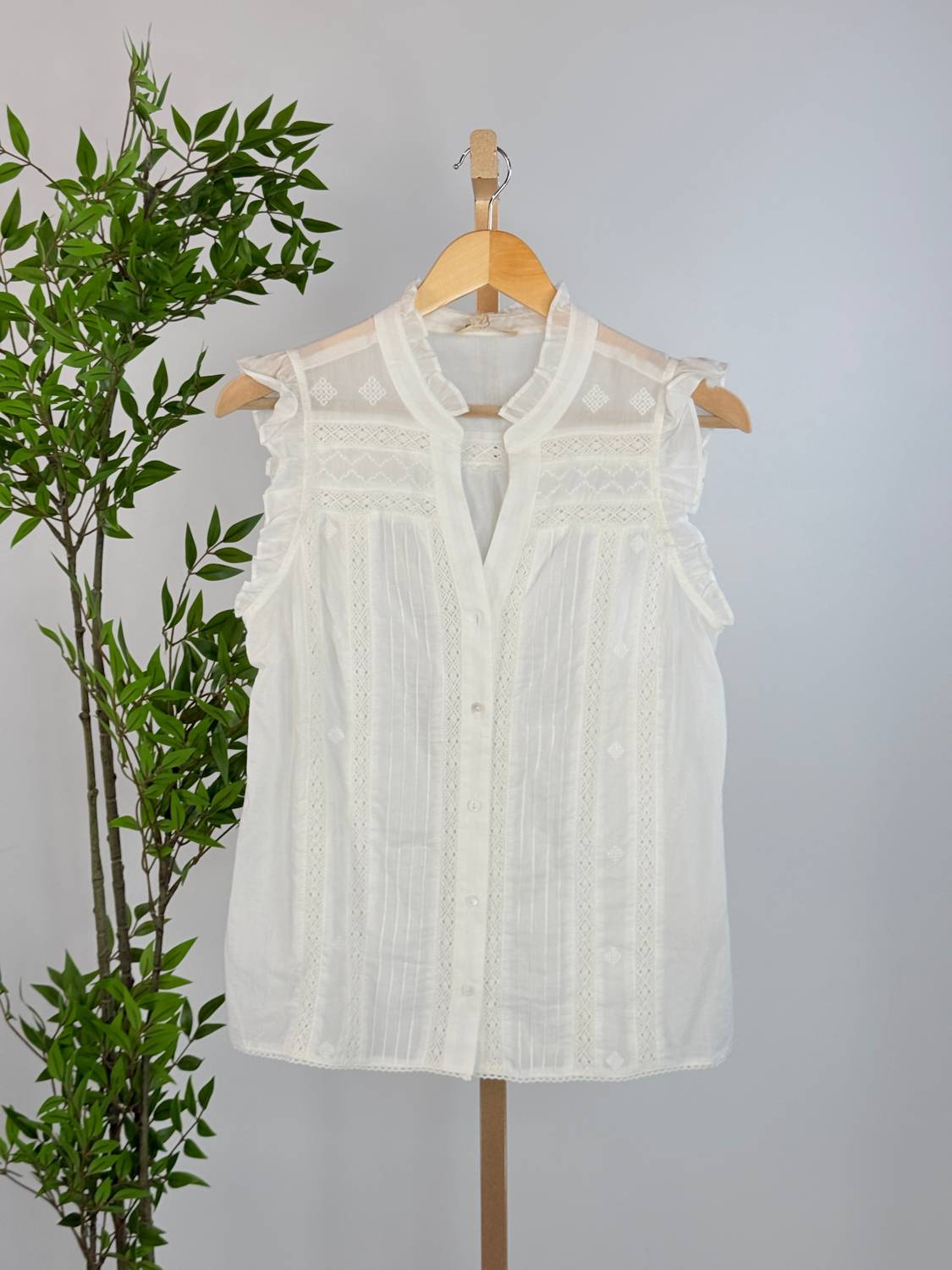 Lovestitch - Women's Lace Trim Sleeveless Top