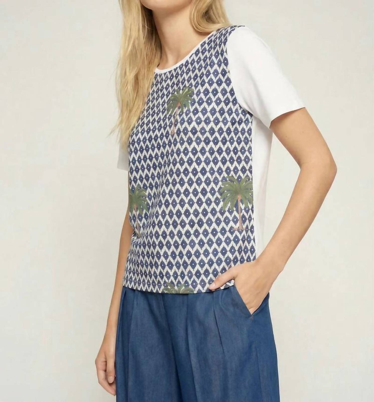 Vilagallo Tora Tee in ikat palm print - women's t-shirt - detail view