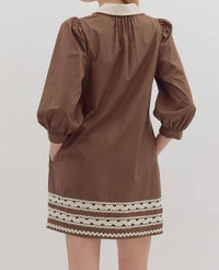 Entro - Contrasted Scalloped V Neck Mini Dress