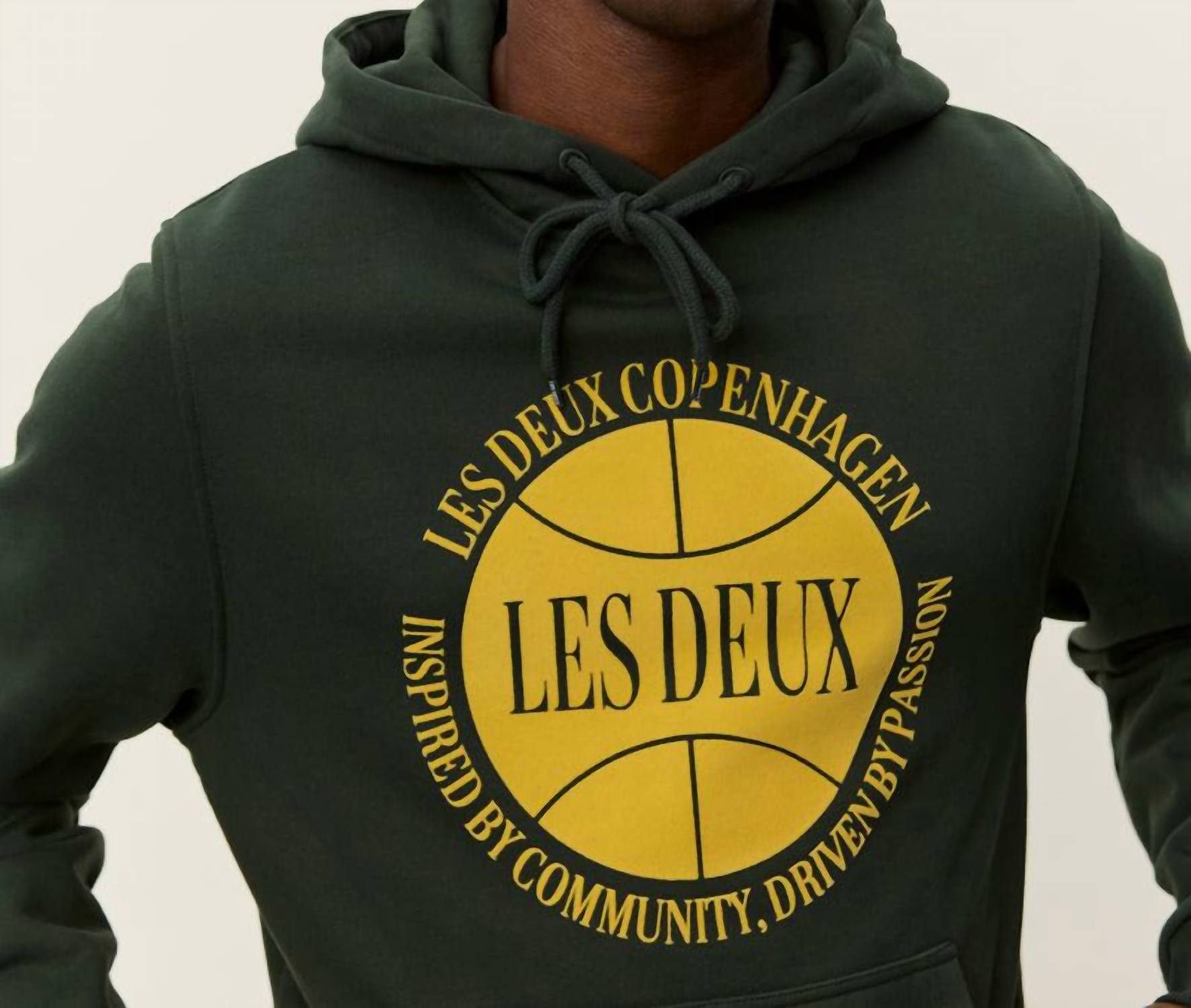 Les Deux Men's Ben Basketball Long Sleeve Hoodie in green - men's shirt - detail view