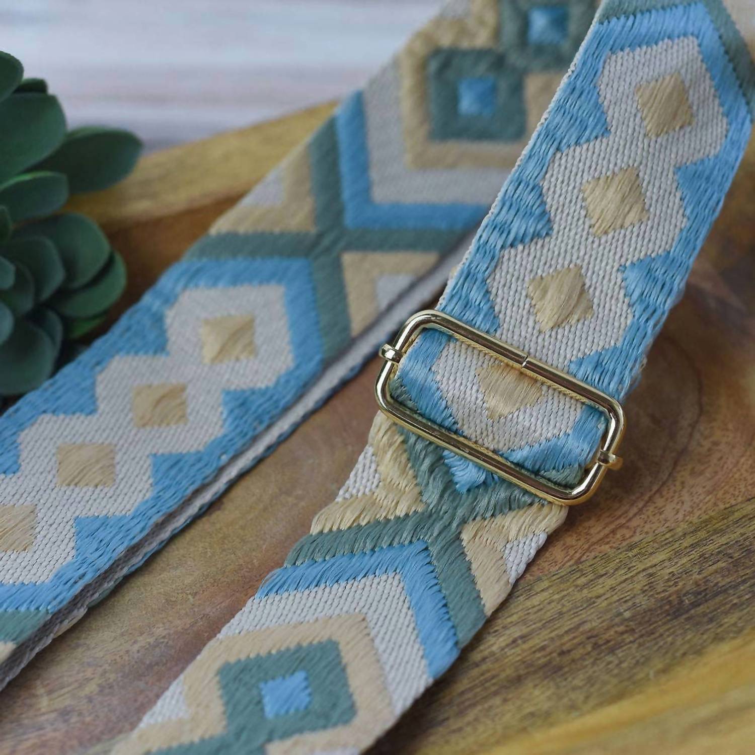 Lauren Lane - Women's Geometric Woven Adjustable Crossbody Strap
