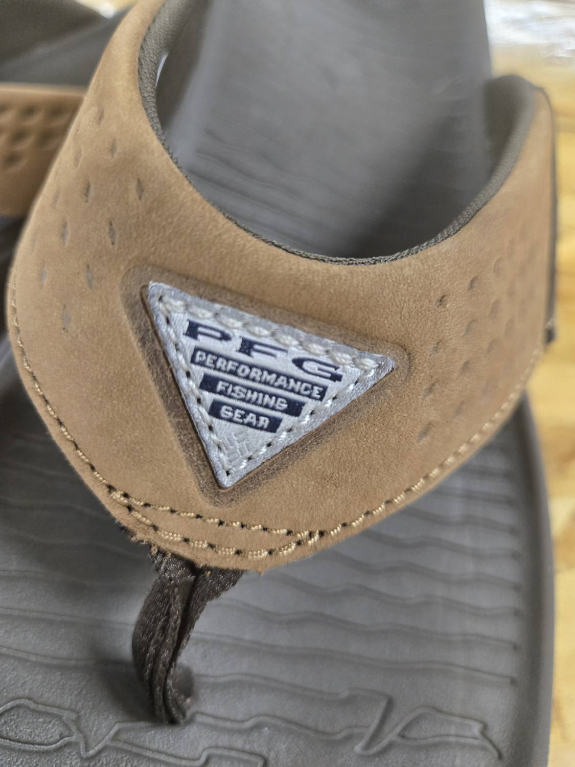 Columbia MEN'S BOATSIDE FLIP LEA SLIDES in tundra light brown - men's sandal - detail view