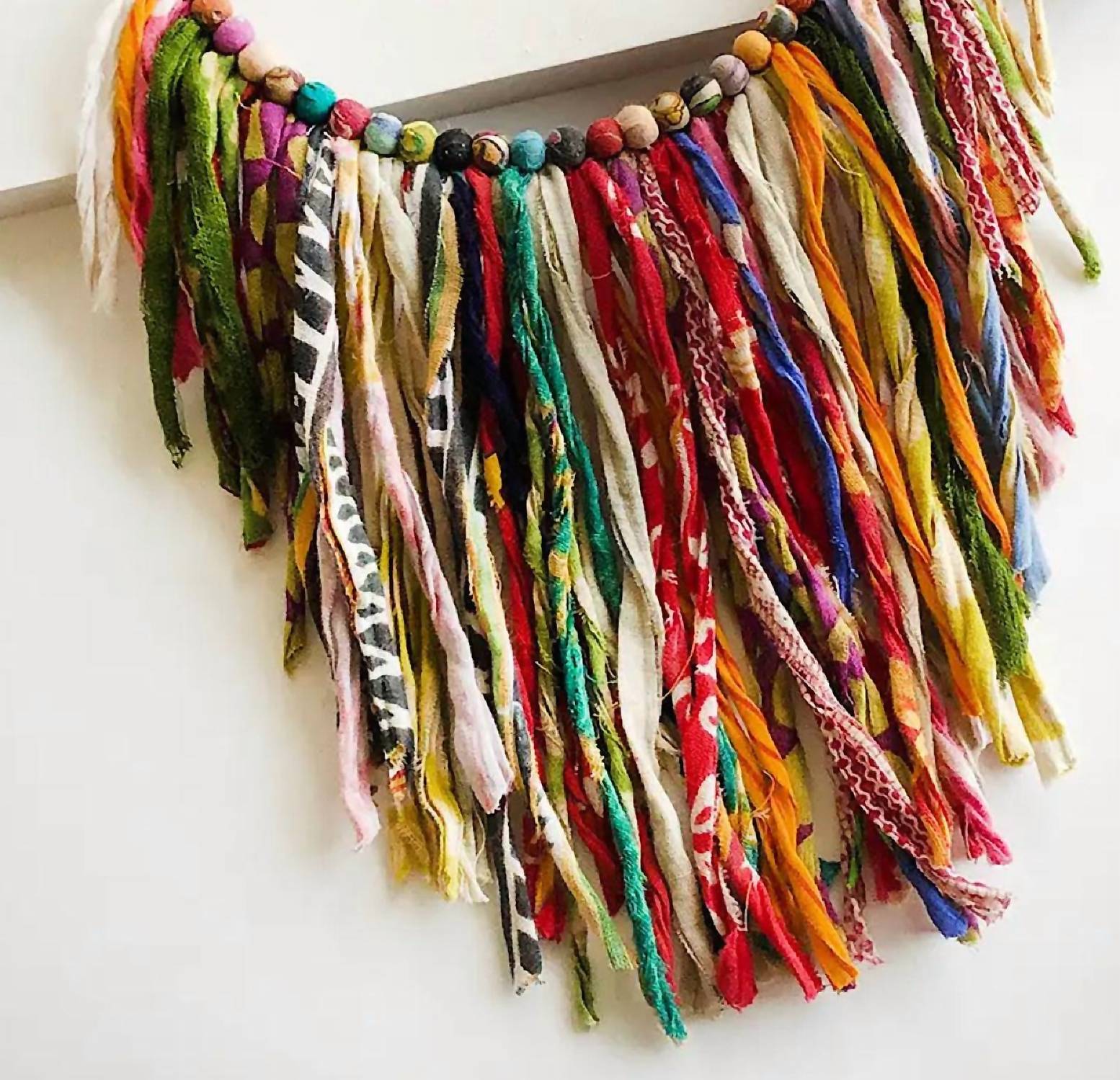 World Finds - Women's Fringe Curled Ribbon Necklace