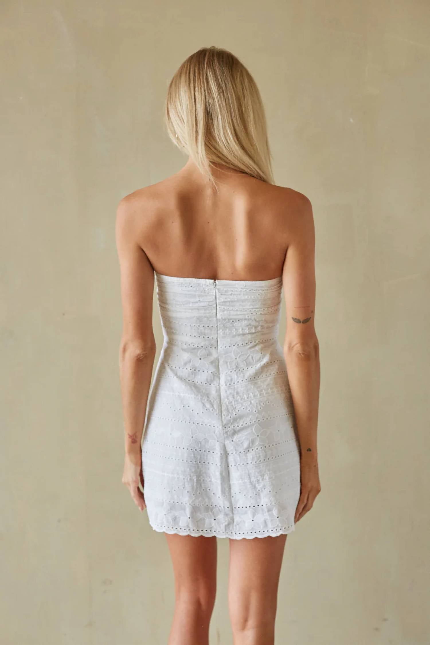 Olivaceous - Bow-tie Strapless Mini Dress