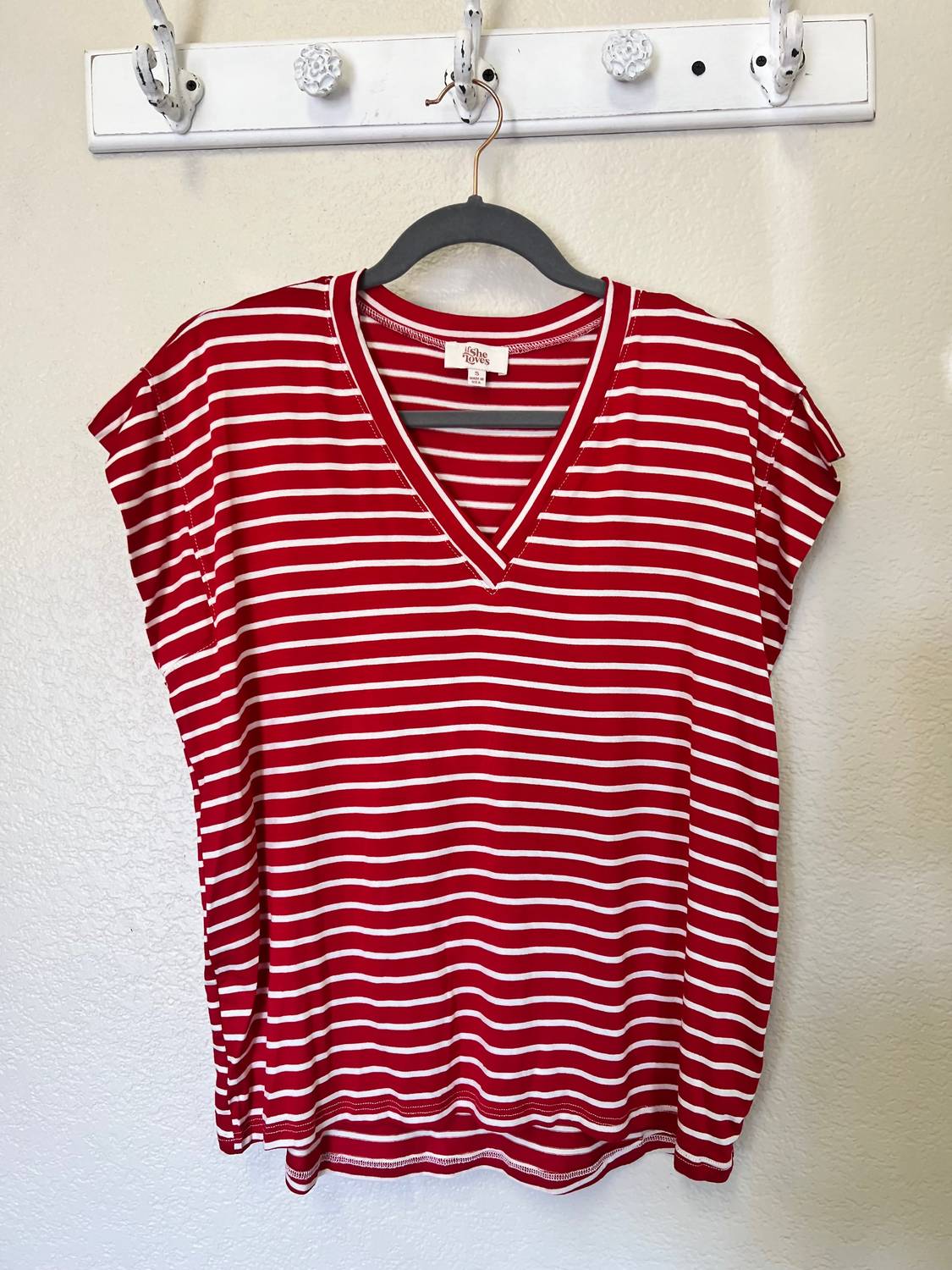 If She Loves - Women's Blossom Basic Muscle Tee