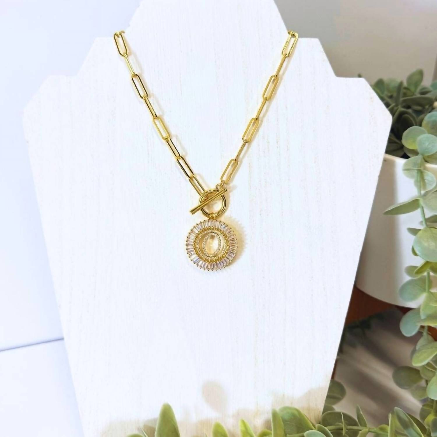 The Sis Kiss - Women's Paperclip Radiant Initial Necklace