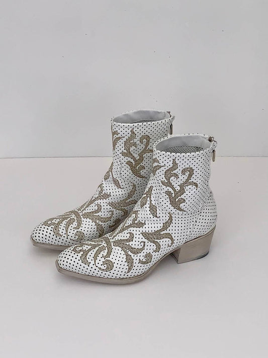 WOMEN'S STITCHED PERFORATED BOOT