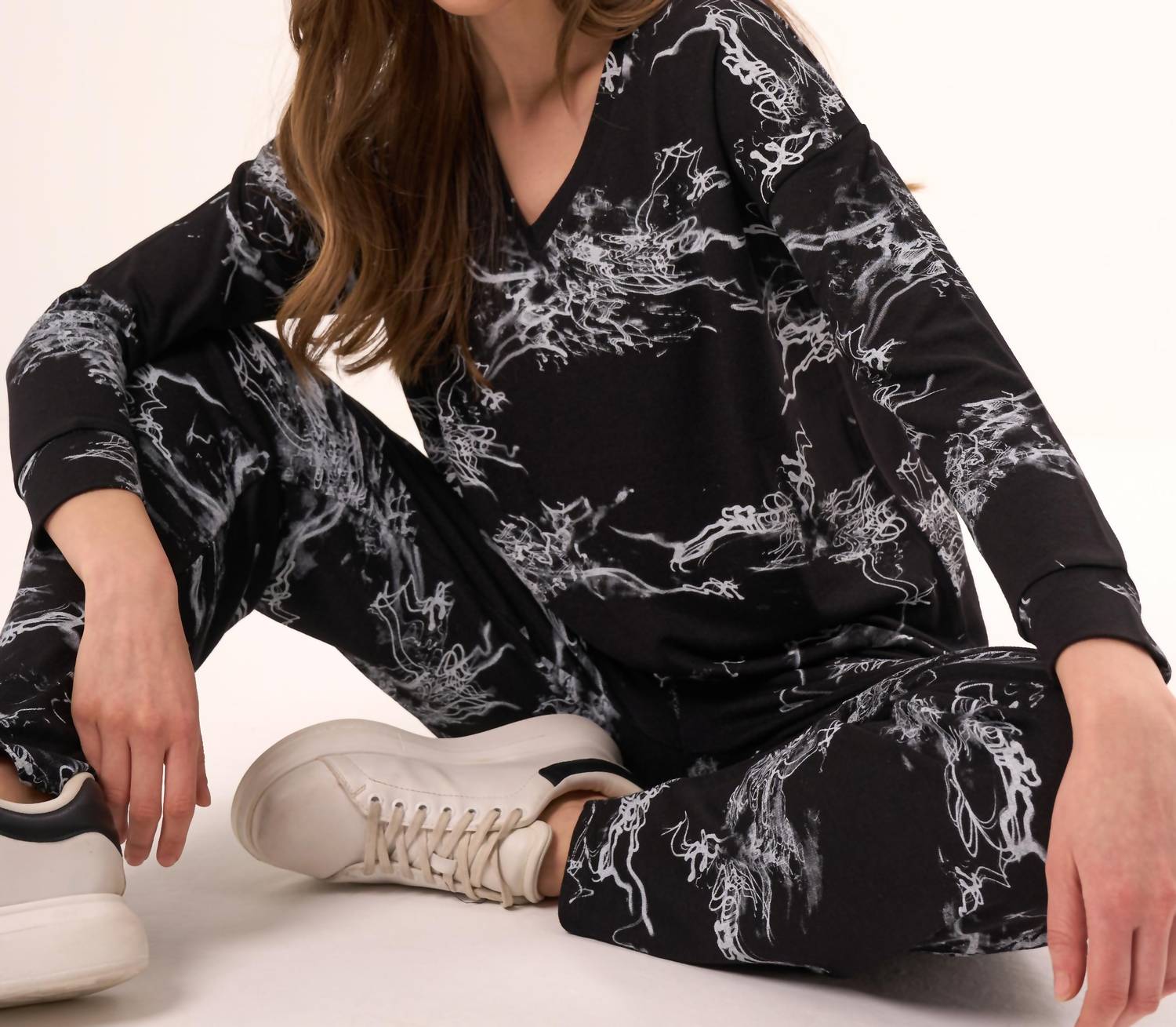 french kyss Abstract Print V-Neck Top in black white - women's sweater