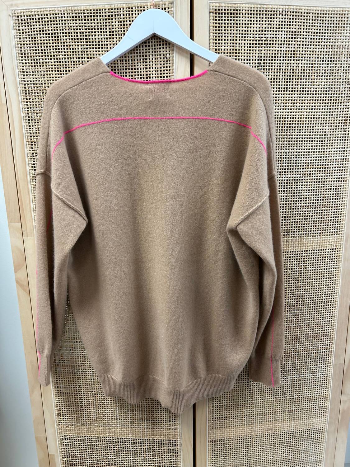 Brodie Cashmere - Clara V Contrast Stitch Cashmere Sweater