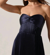 Astr - Ascella Sweetheart Pleated Midi Dress