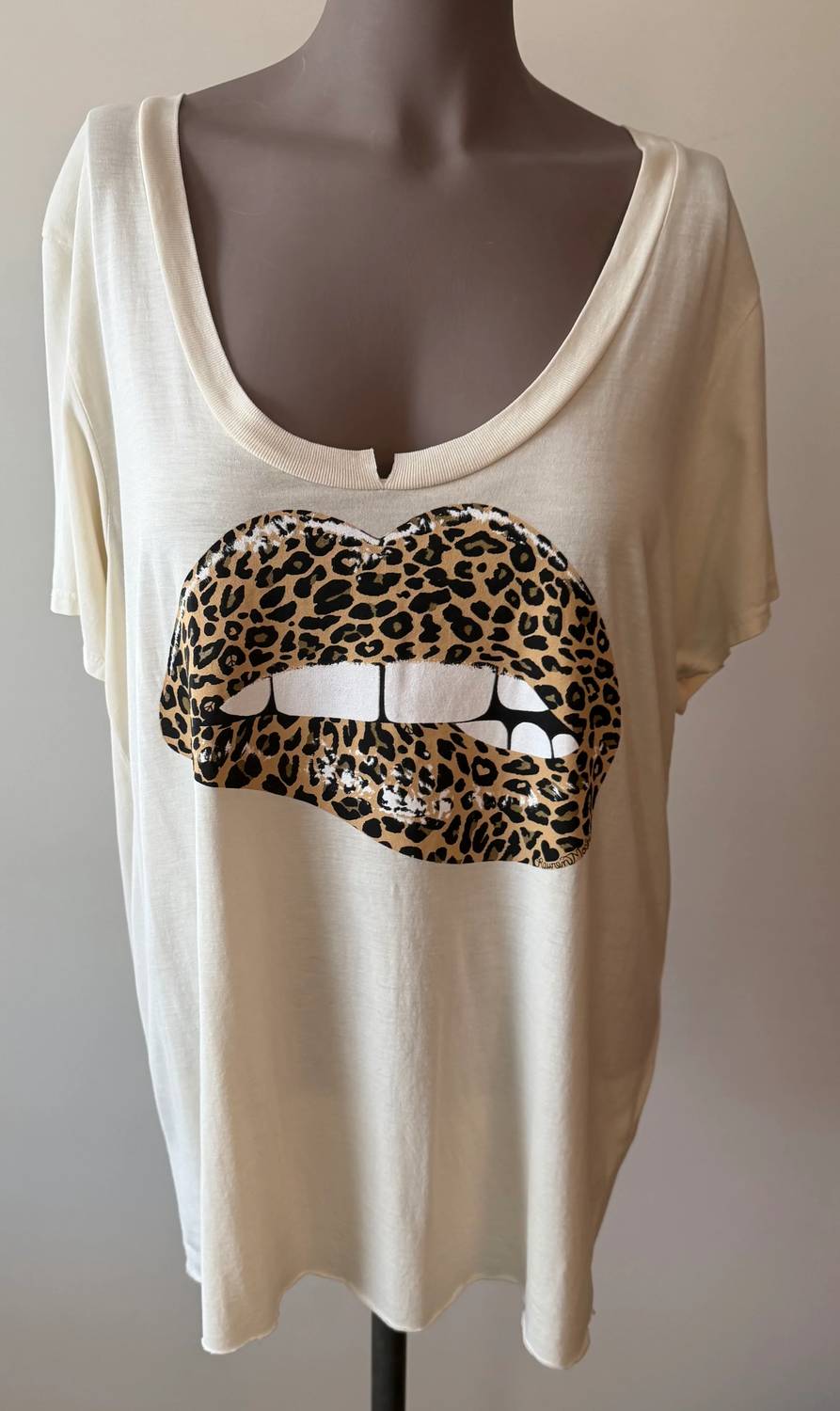Lauren Moshi - Women's Elara Leopard Lip Short Sleeve Top