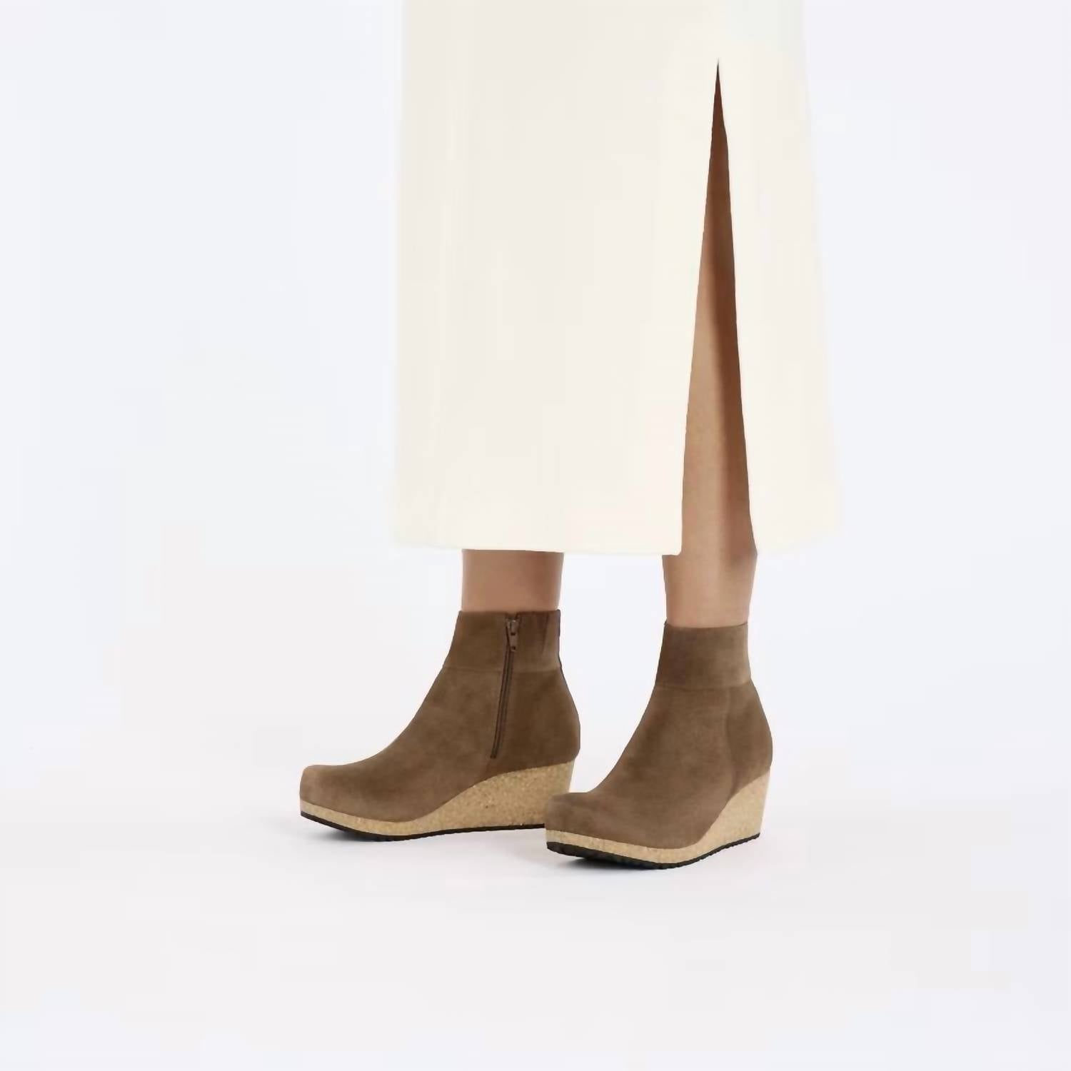 BIRKENSTOCK Women Ebba Ankle Boot in dark tea - women's shoe - detail view