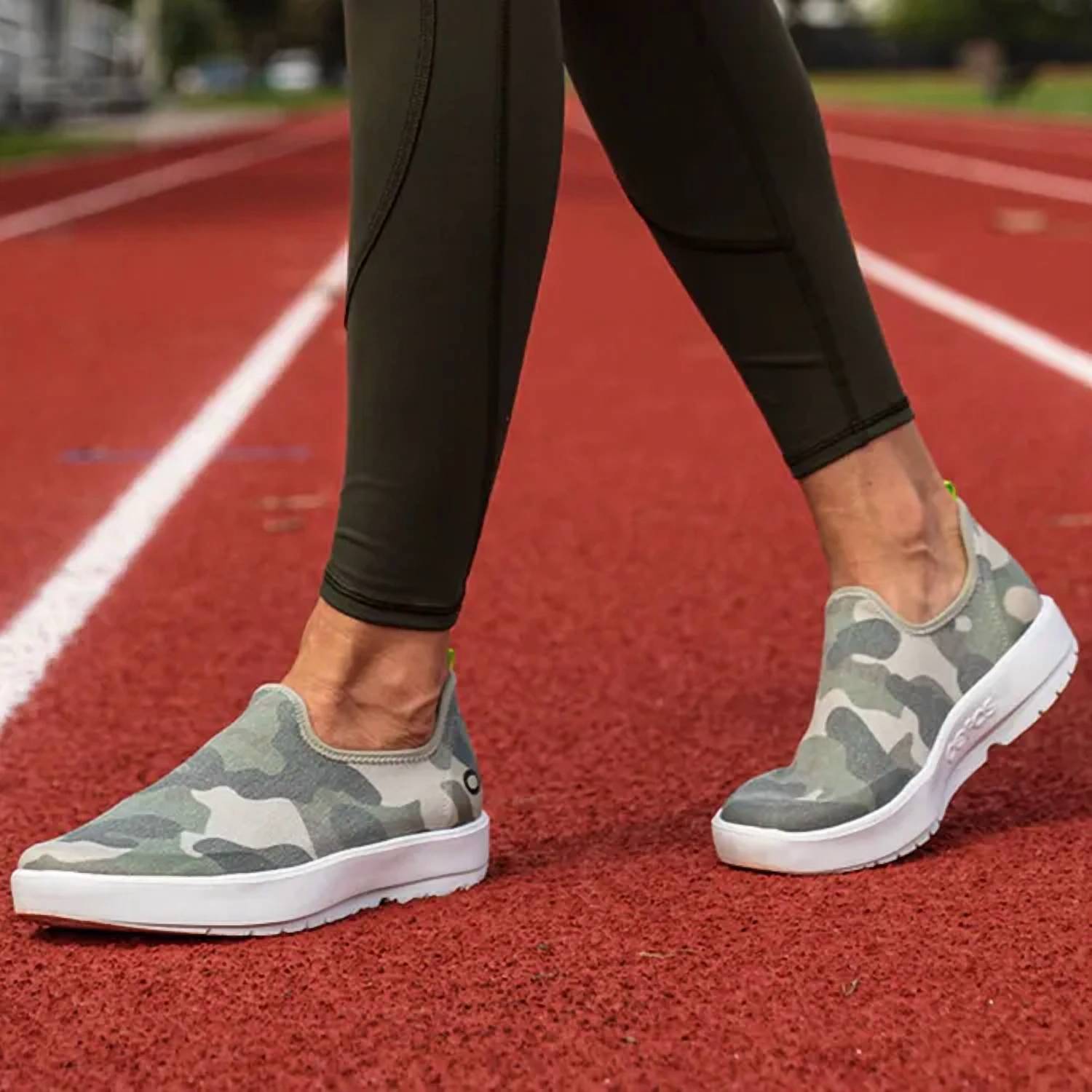 Oofos - WOMEN'S OOMG EEZEE LOW SHOE