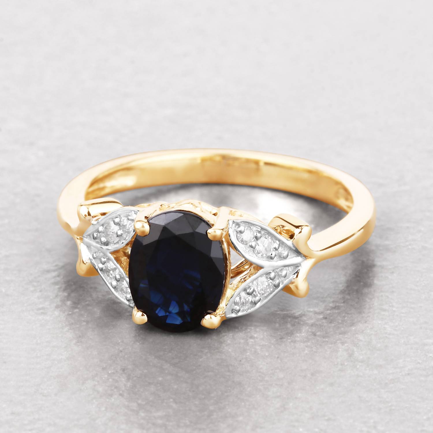 Diana M Jewels Women's Oval Natural Sapphire Fashion Ring (1.62 Ct) - Classic in 14k yellow gold - women's jewelry - detail view