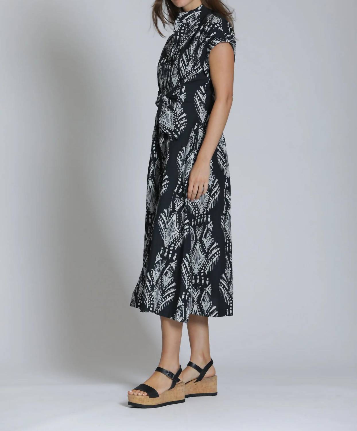 Apny - Tie Front Midi Dress