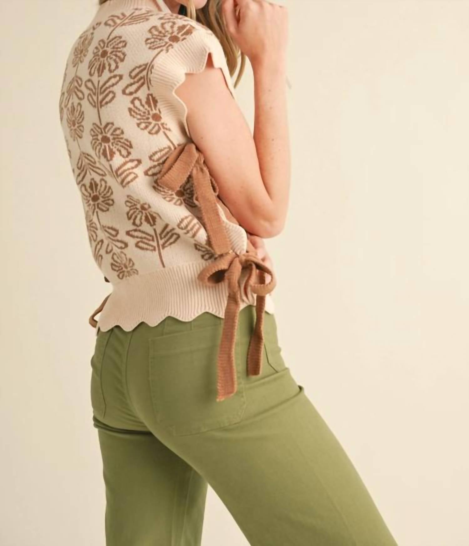 &Merci - Ribbed Scallop Floral Sweater Vest