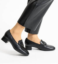 Ara WOMEN'S GIZA BLOCK HEEL in black - women's sandal - detail view