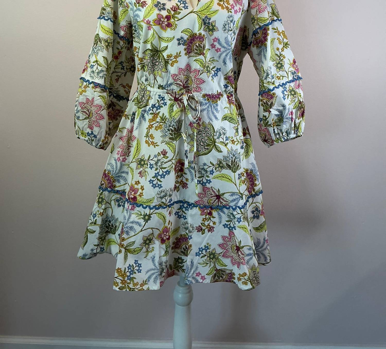 Sugarlips - Pany Floral Darrian Split Neck Mini Dress