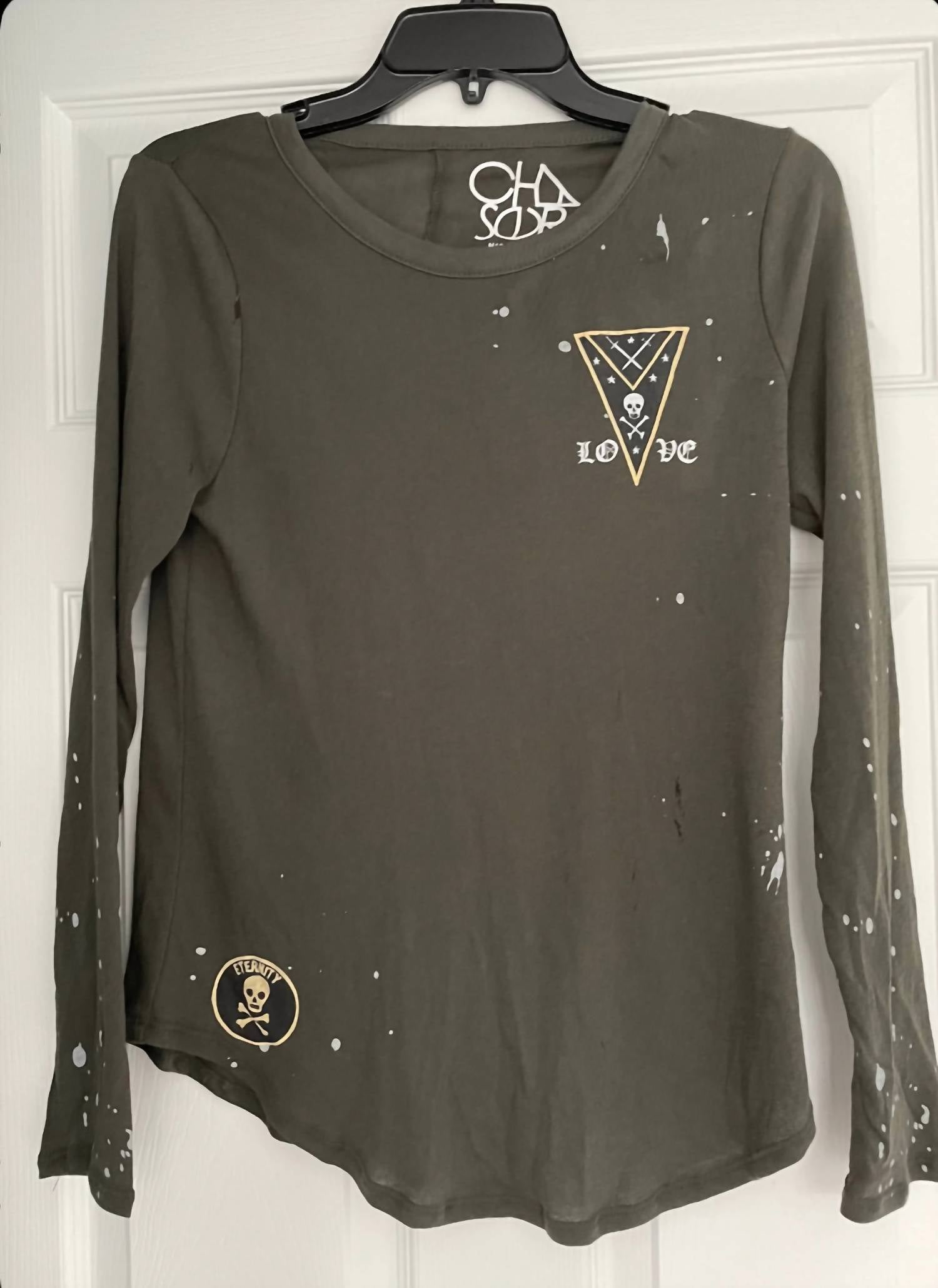 Chaser - LONG SLEEE CREWNECK SHIRTTAIL TEE W/ SKULL PATCHES