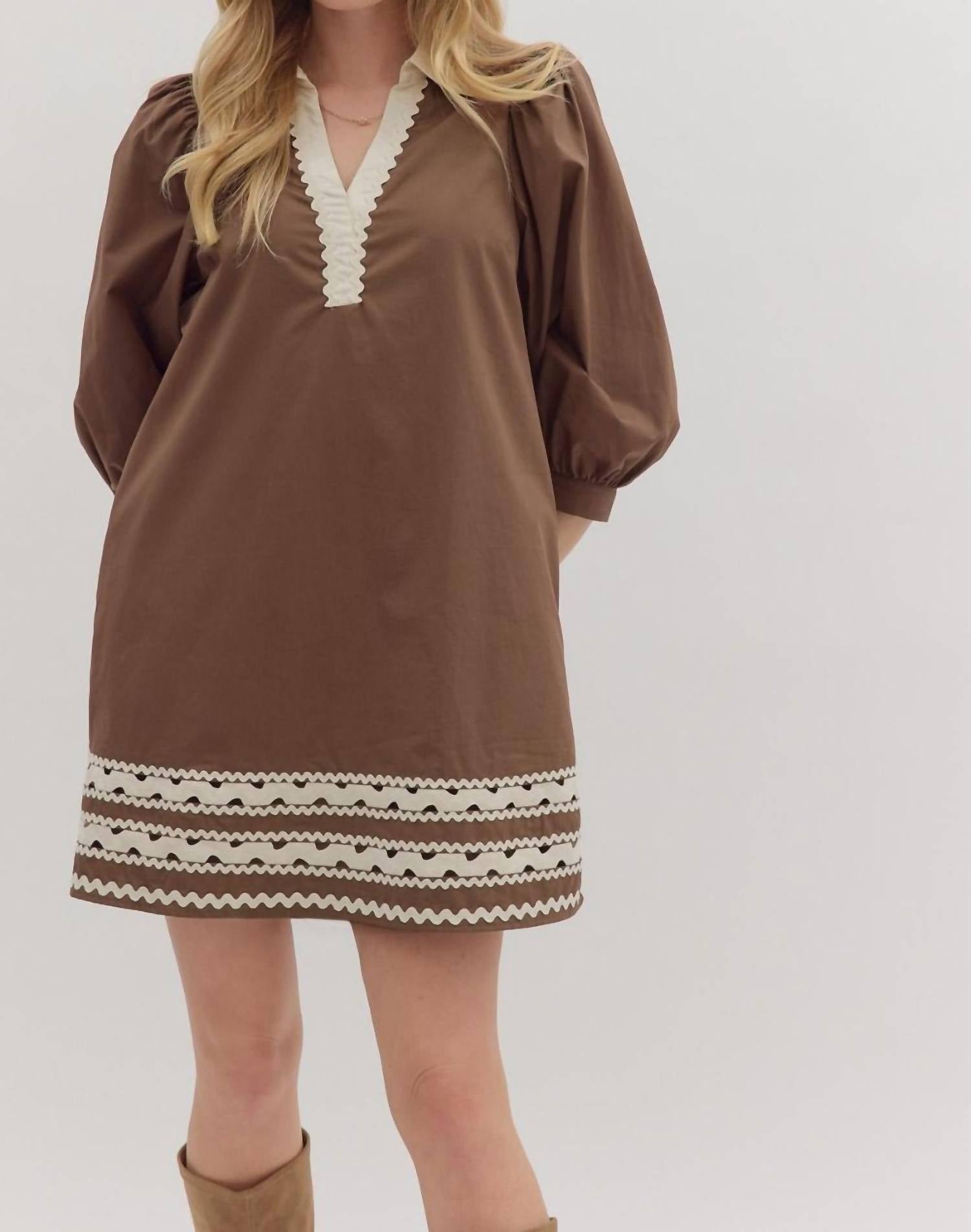 Entro - Contrasted Scalloped V Neck Mini Dress