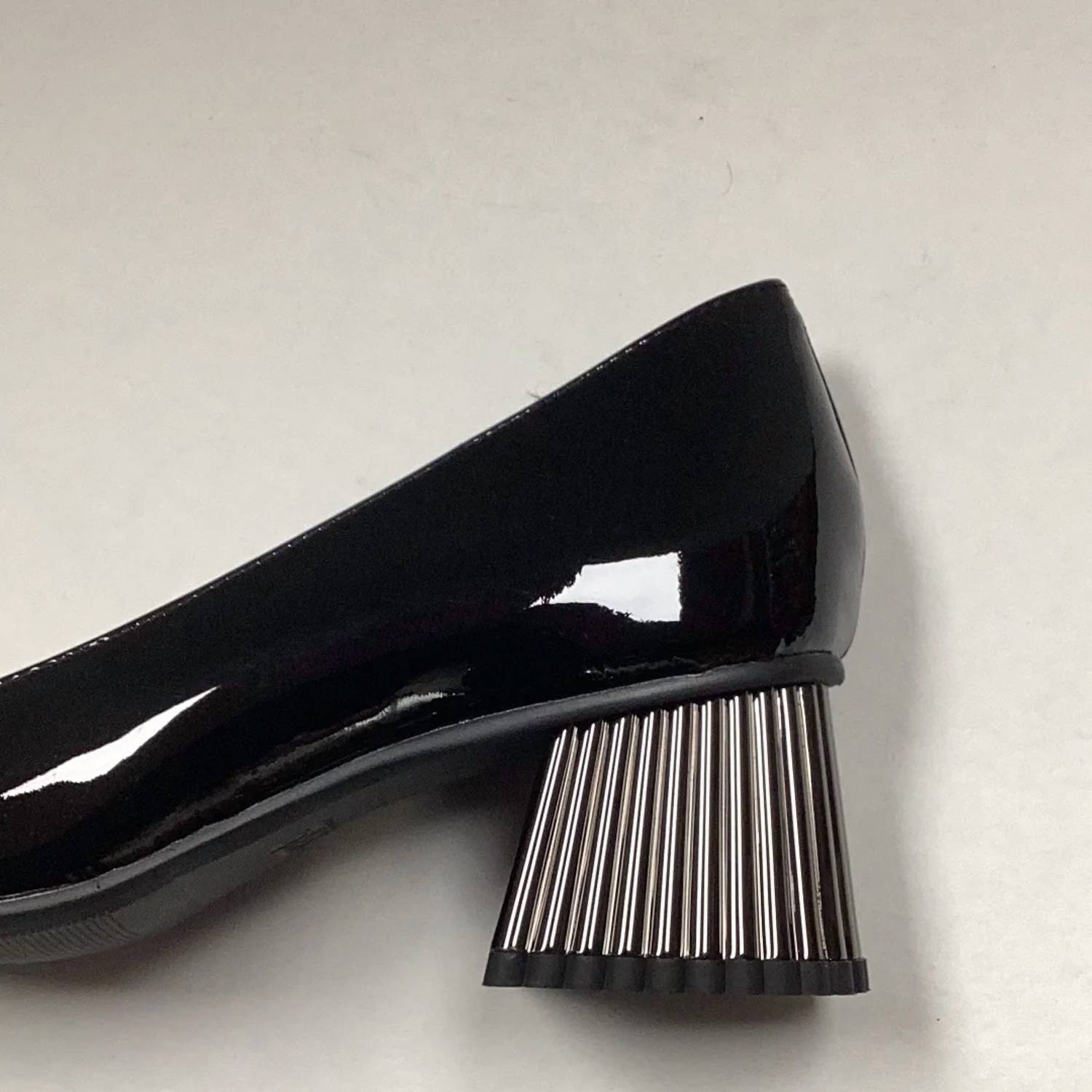 1936 - Women's Saveria Plain Fan Mid Pump