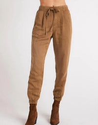 Bella Dahl Luna Pleat Front Jogger Pants in topaz brown - women's pants - detail view
