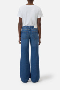 CLOSED Gillan Wide Jeans in mid blue - women's jeans - detail view