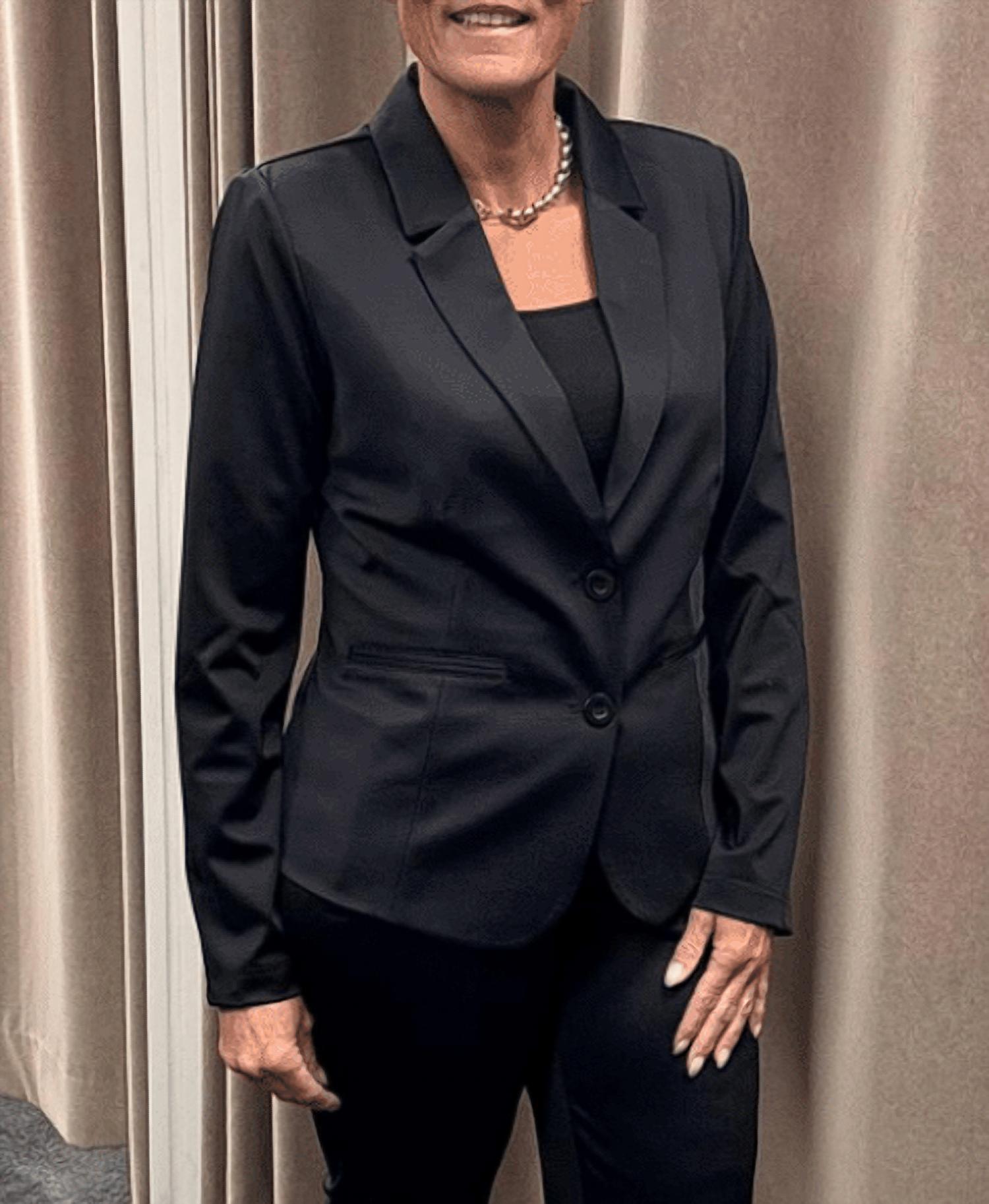 yest Riv Essential Blazer in black - women's jacket - detail view
