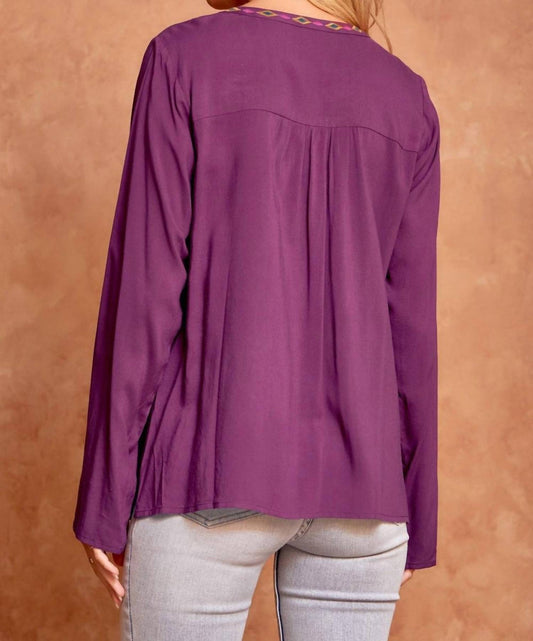 Andree By Unit - Split Neck Embroidered Top