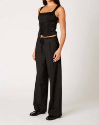 Nia - Harry Trouser