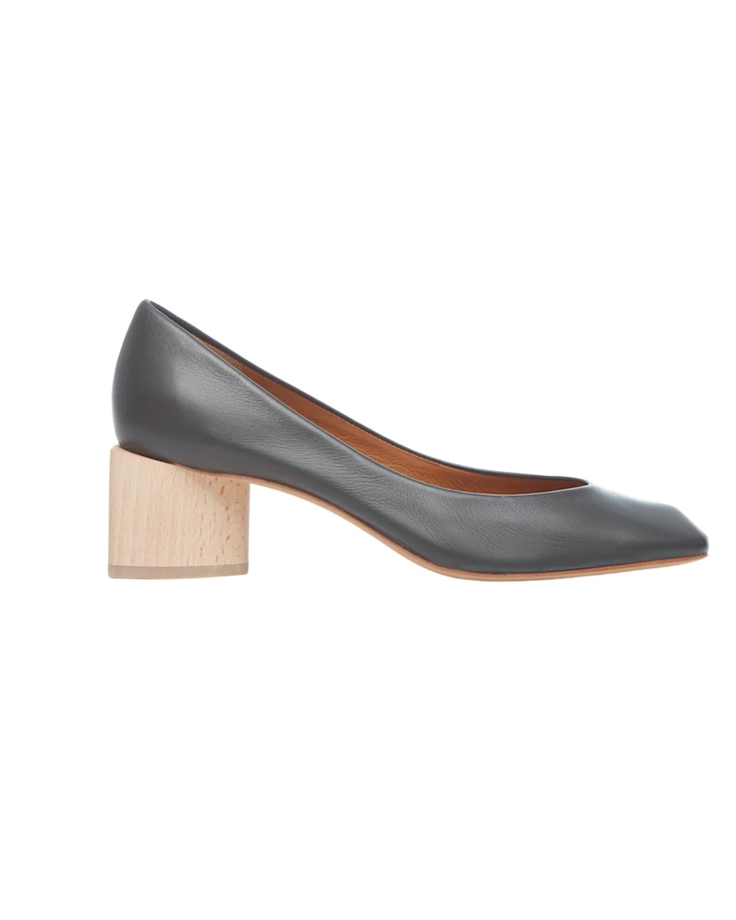 COCLICO Women's Icy Pump Shoe in black leather natural - women's heels - detail view