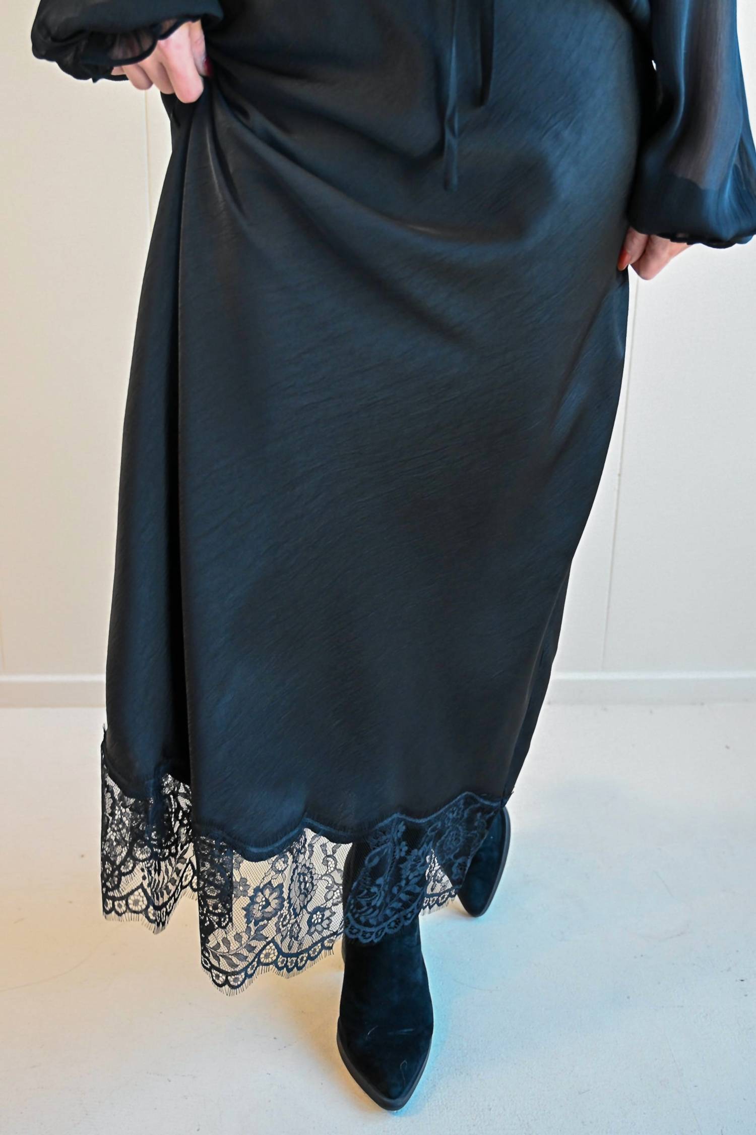 Z Supply - Women's Sea Palm Avenue Lace Satin Midi Skirt