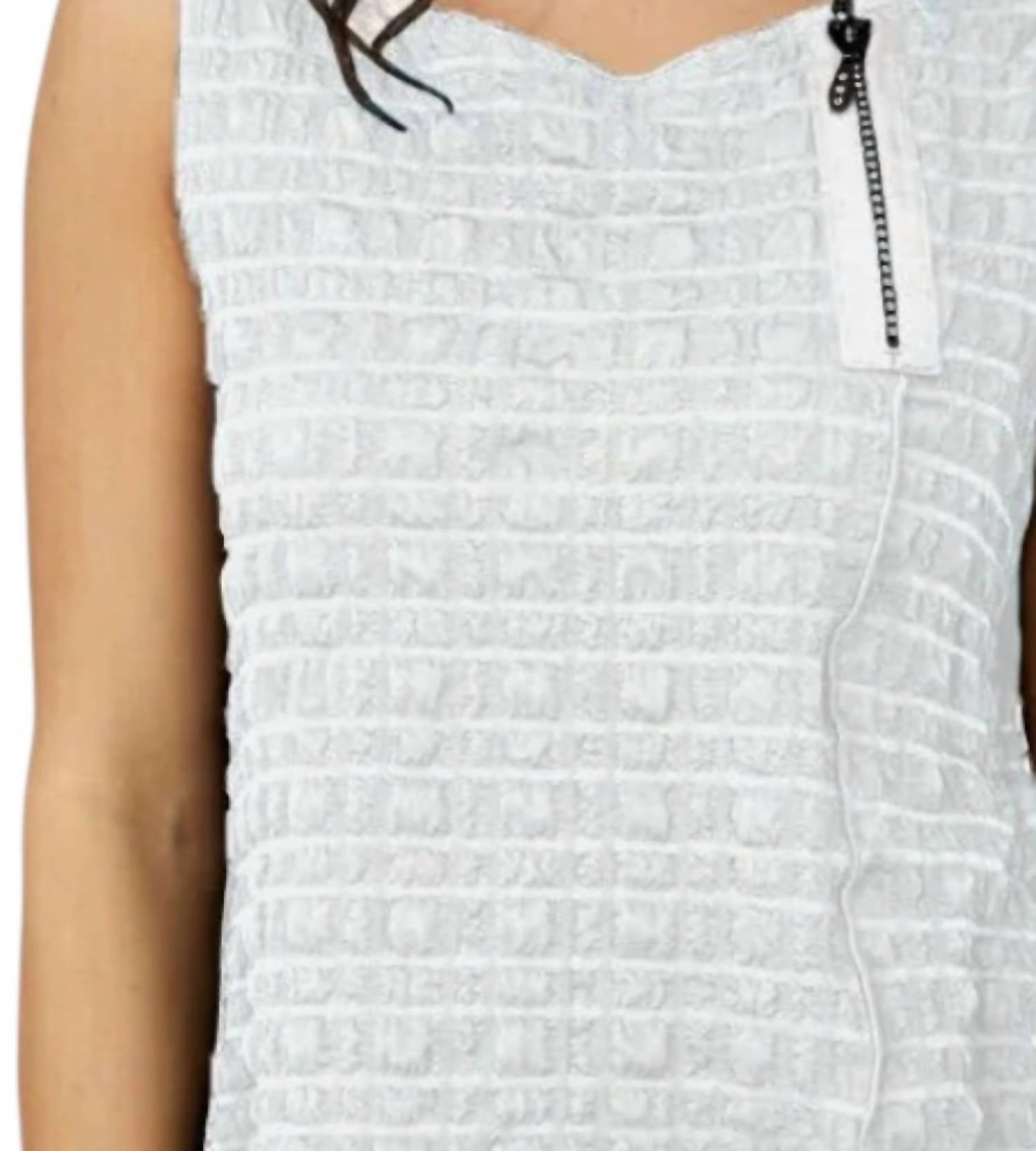 Frank Lyman - Bubble Jacquard Zip Detail Sleeveless Top