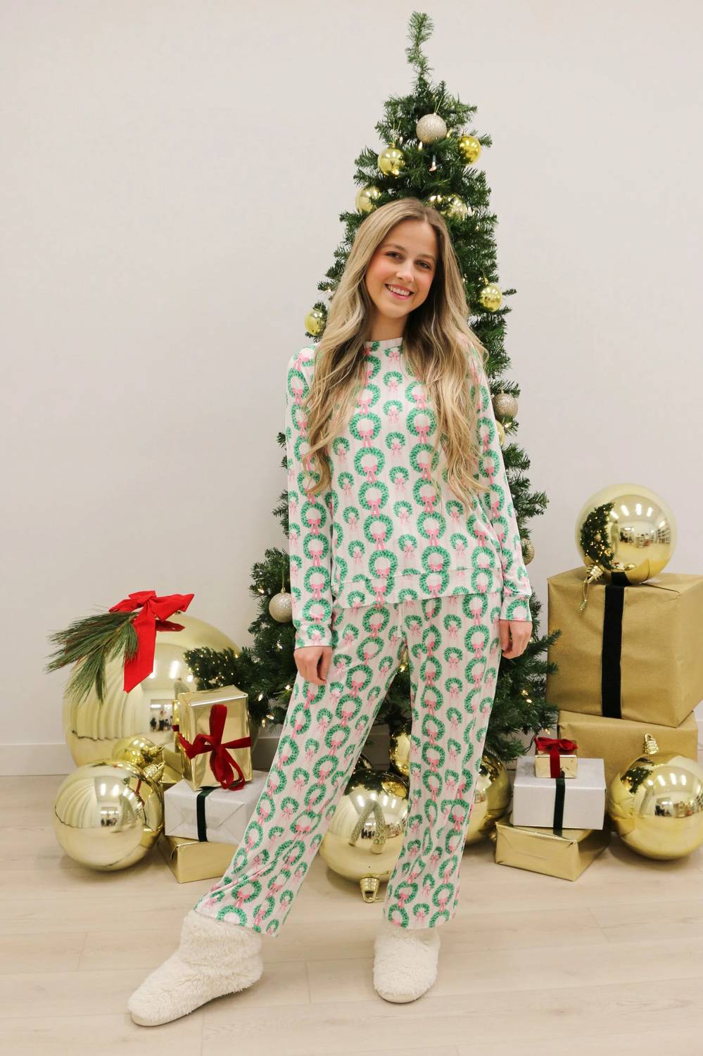 Mary Square - Annie Rosy Wreaths Holiday Pajama Set