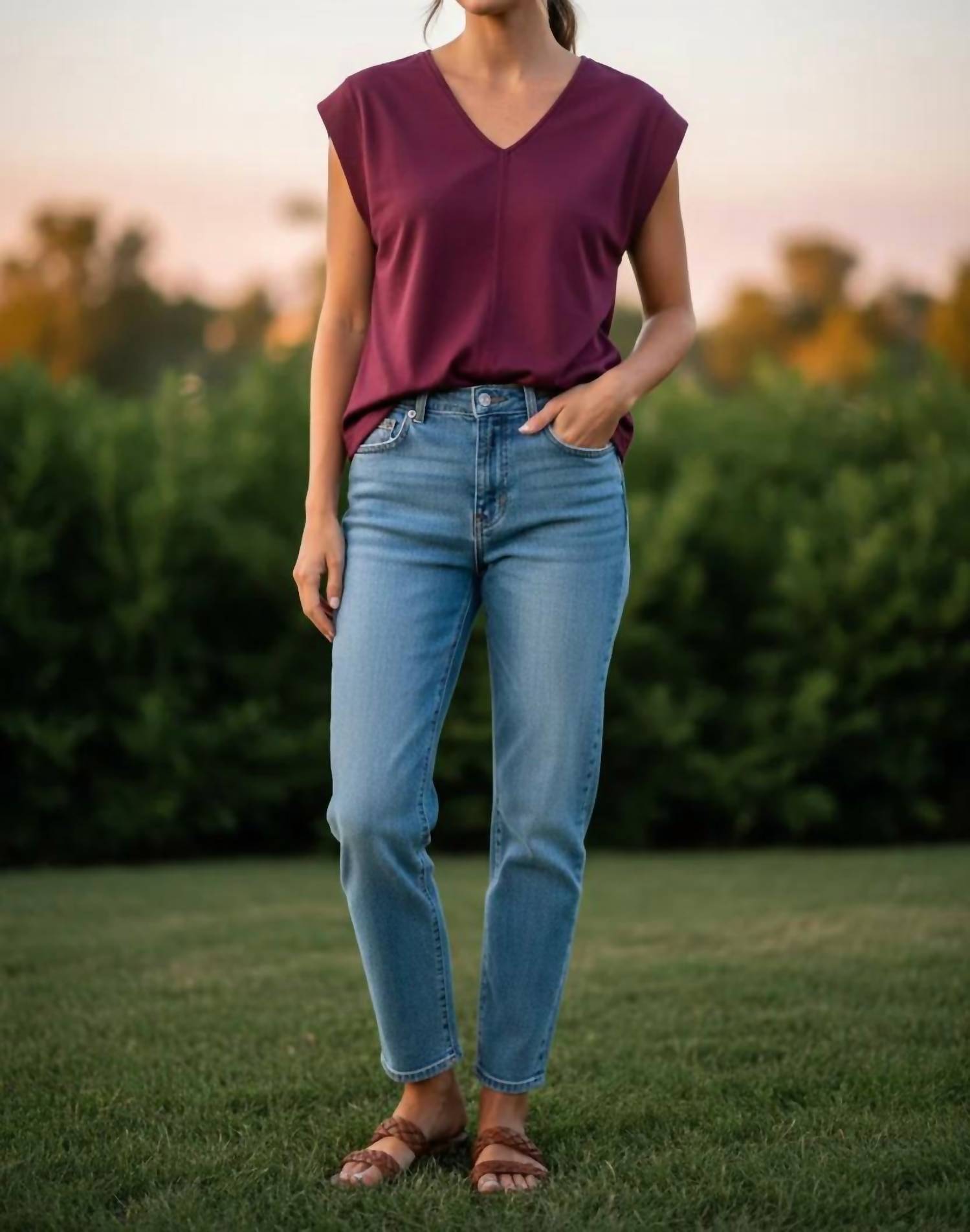 Entro - Women's Sleeveless V-Neckline Top