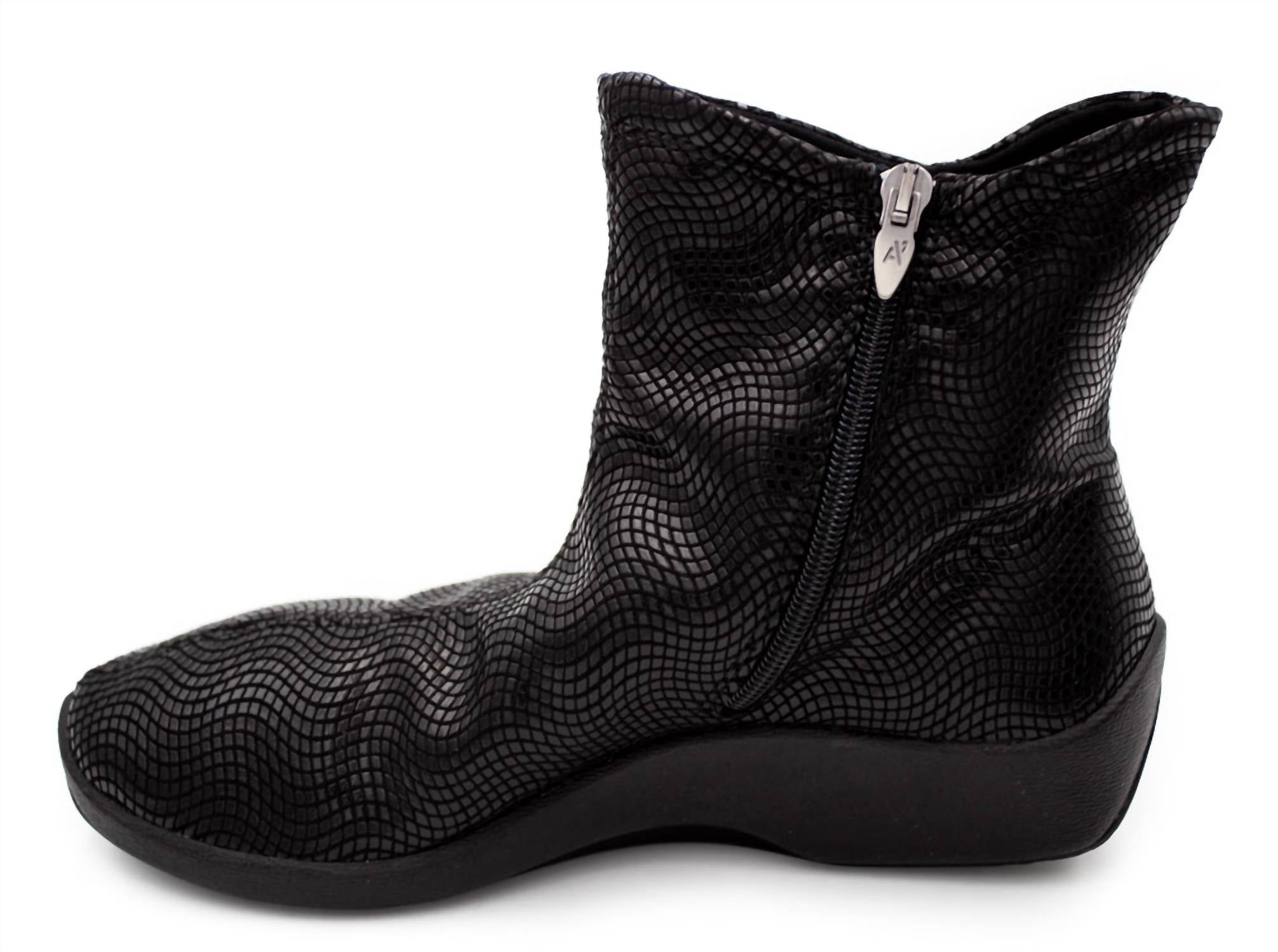 ARCOPEDICO Women's L19 Boot in black creative - women's shoe - detail view