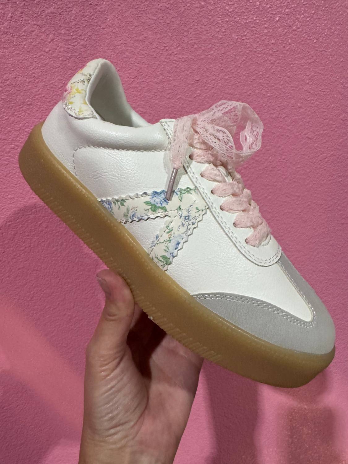 Mia - Women's Axel Sneaker