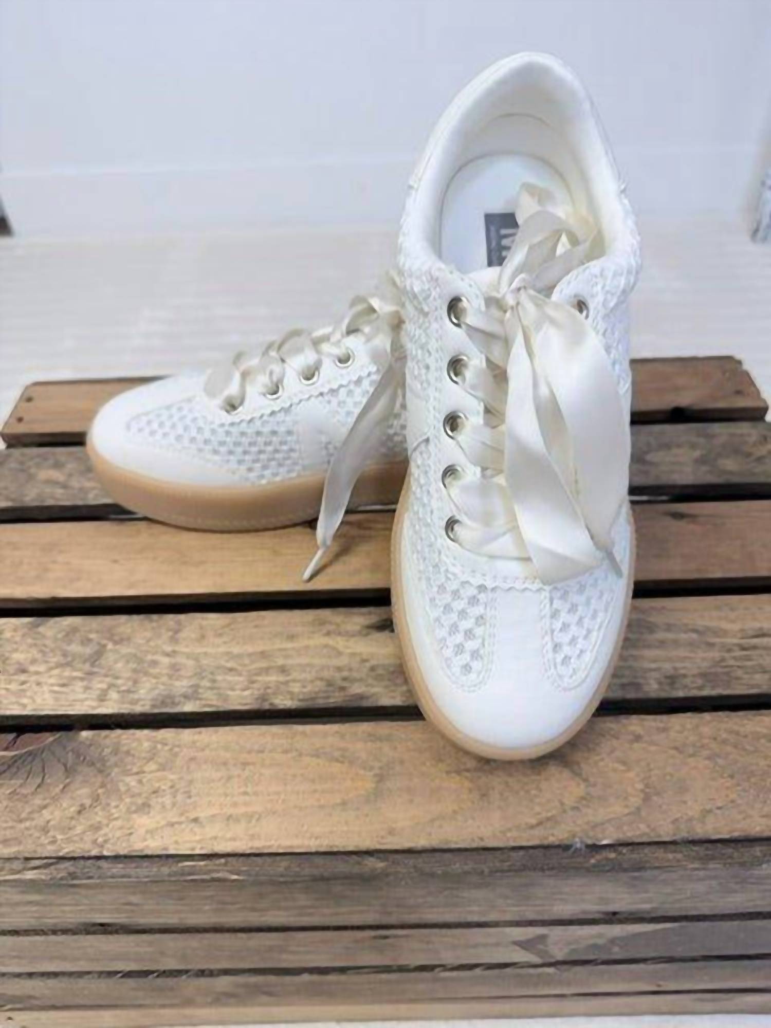 Mia - Women's Axel Low Top Sneaker