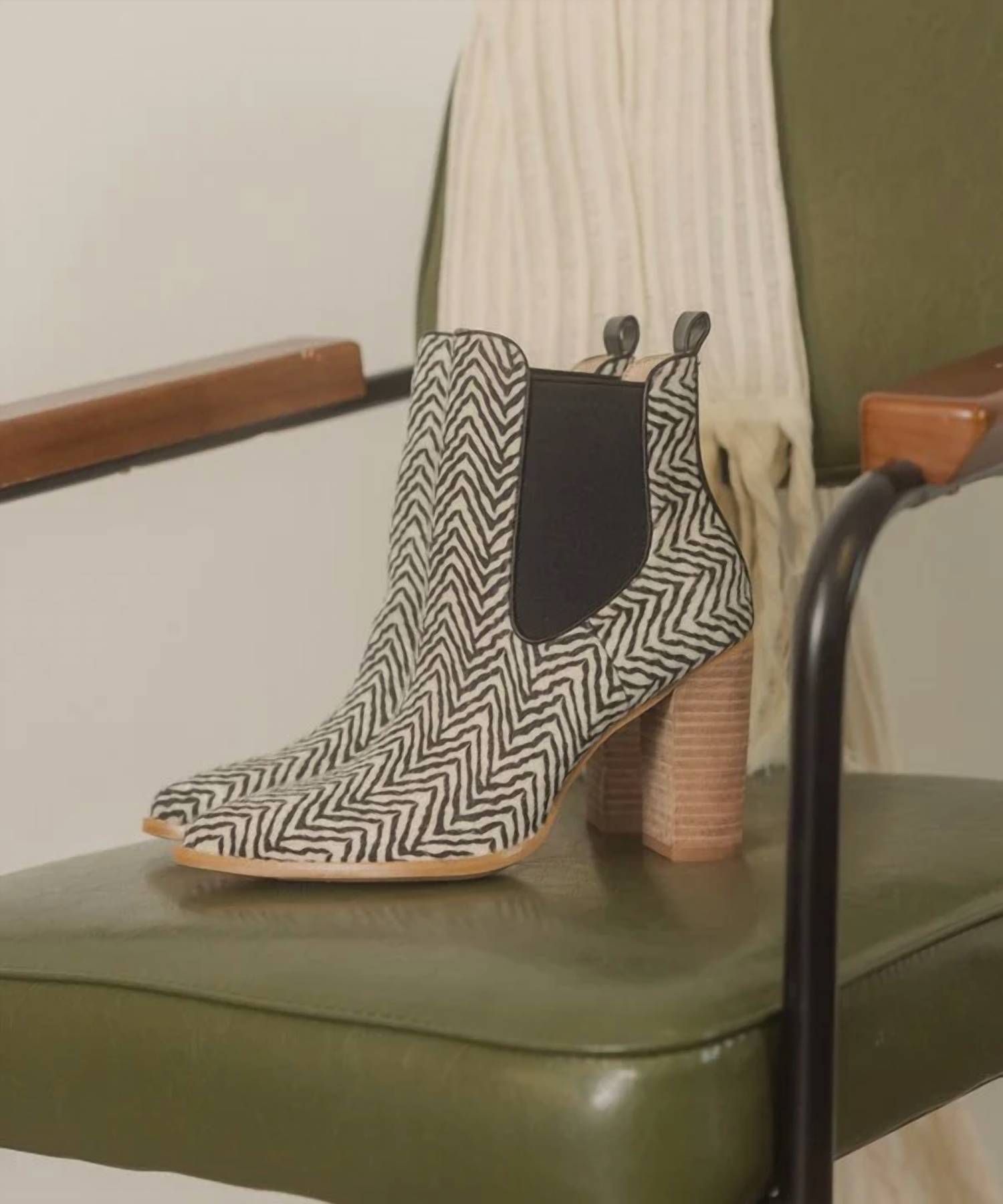 Oasis Society - Women's Esmee Chelsea Boots