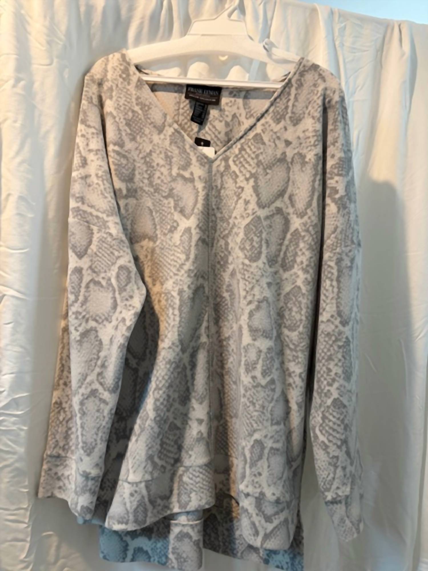 Frank Lyman - Women's V-neck Soft Sweater