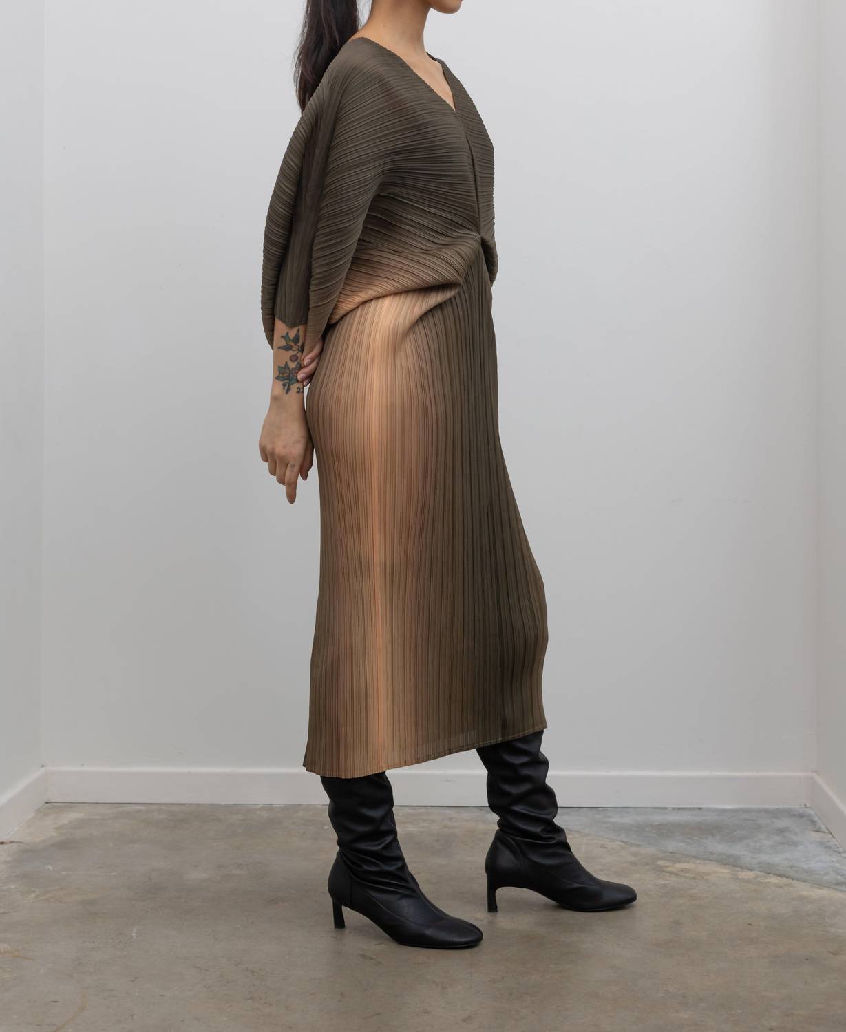 Collective - Dolman Sleeve Gradient Pleated Midi Dress
