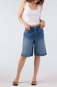 Amo - Laura Short