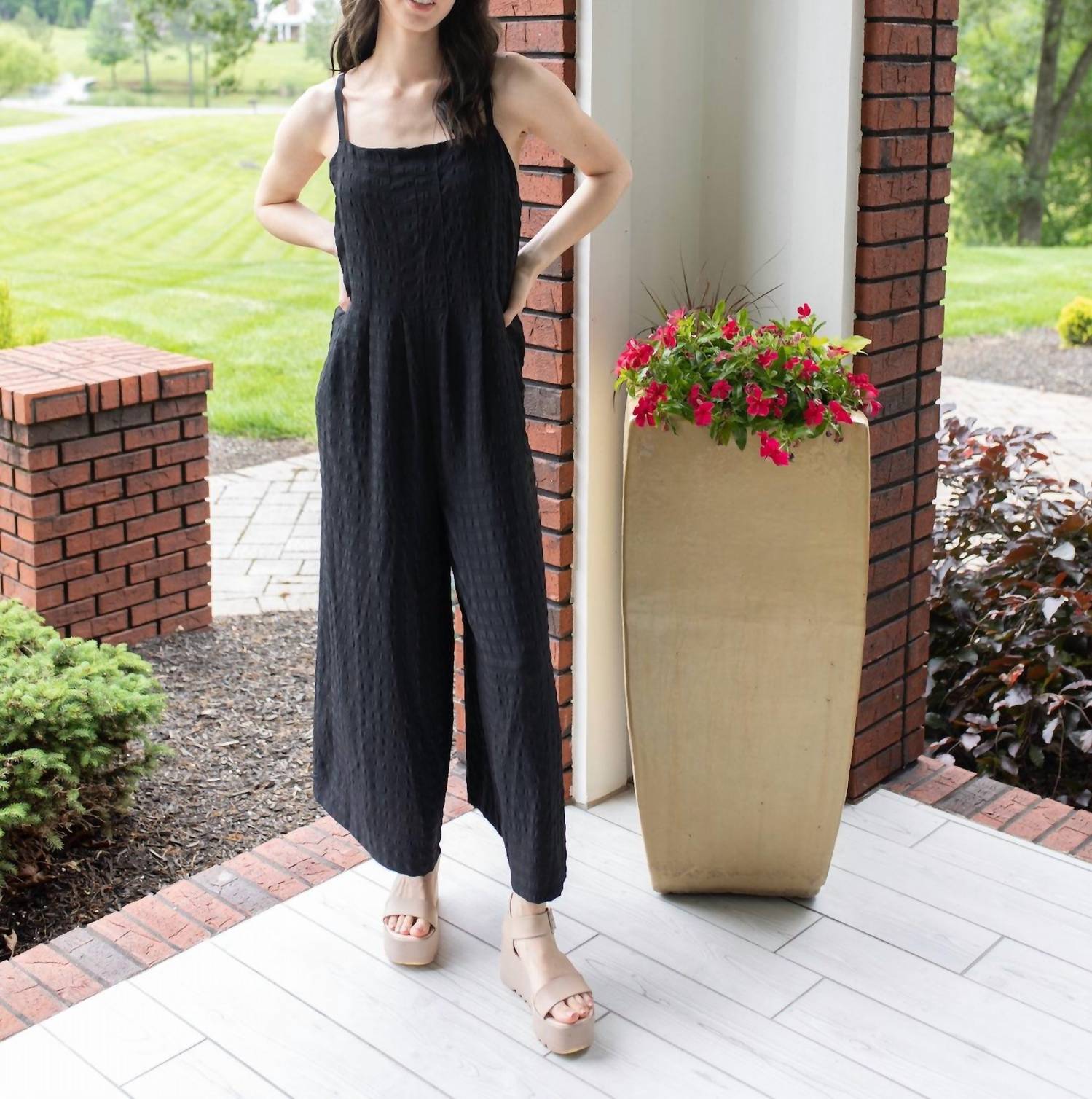 Gigio - Elegant Charm Sleeveless Jumpsuit